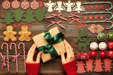 Eller üzerinde Noel hediyesi 