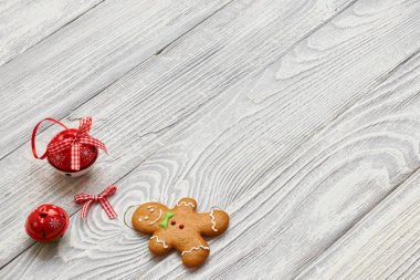 Noel kurabiyeleri ve çan 