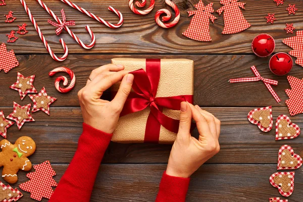 Mani femminili sul regalo di Natale — Foto Stock