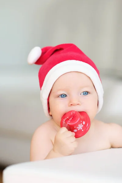 Menino em Papai Noel chapéu com sino — Fotografia de Stock