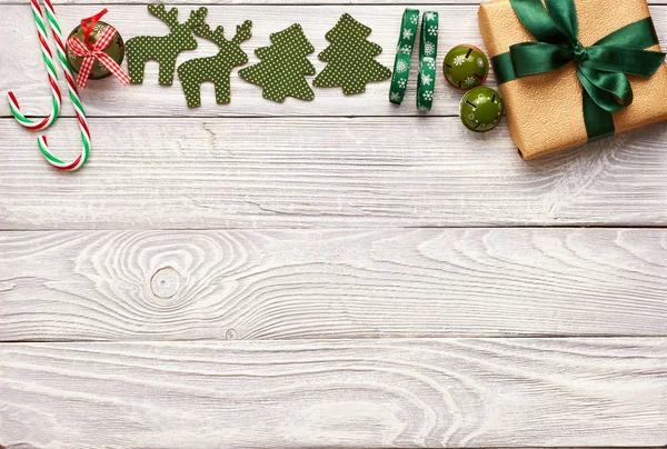 Kerstcadeau met groen lint — Stockfoto