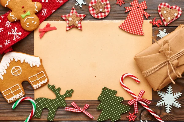 Vánoční ozdoby a prázdný papír — Stock fotografie