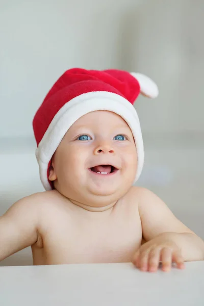 Мальчик в шляпе Санта-Клауса — стоковое фото
