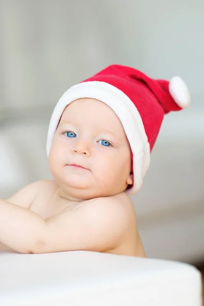 Menino em chapéu de Papai Noel — Fotografia de Stock