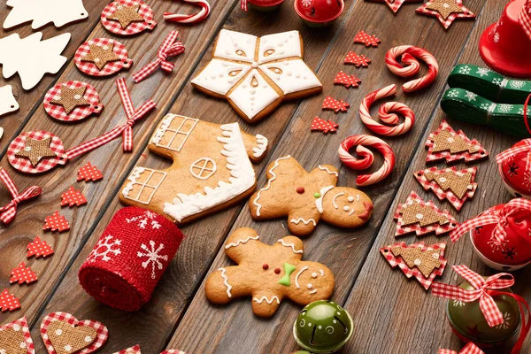 Χριστουγεννιάτικα μπισκότα και διακοσμήσεις επίπεδη lay — Φωτογραφία Αρχείου