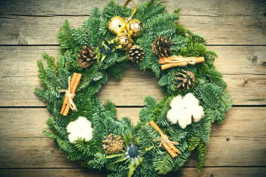 ahşap zemin üzerinde Noel çelenk