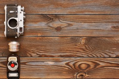 Vintage kamera ve lens ahşap arka plan üzerinde