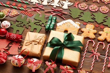 Noel ev yapımı süsleri düz yatıyordu