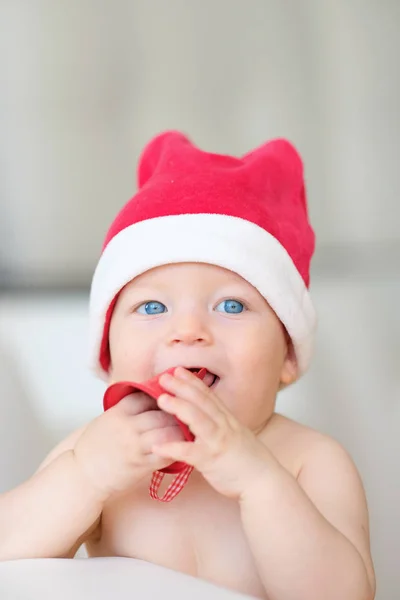 Baby christmas portret in Kerstman hoed — Stockfoto