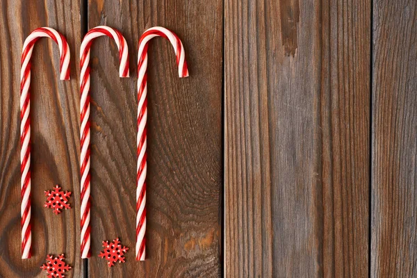 Weihnachtsstöcke auf Holzgrund — Stockfoto