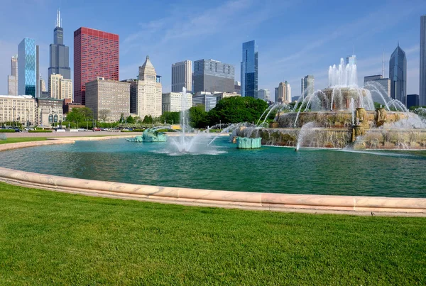 シカゴのスカイラインとバッキンガム噴水します。 — ストック写真