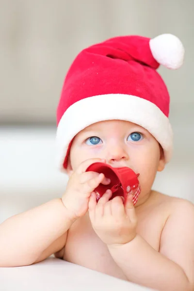 Baby in Kerstman hoed — Stockfoto