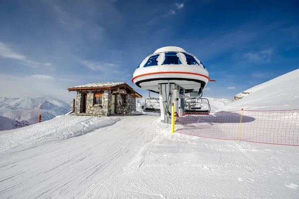 Skilift in den Bergen im Winter — Stockfoto