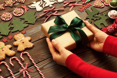 Noel hediyesini tutan kadın elleri 