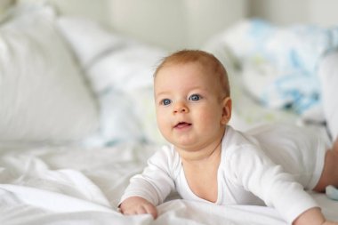 Mavi gözlü bebek.