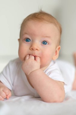 Mavi gözlü bebek.