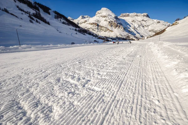 Альпийский зимний пейзаж — стоковое фото