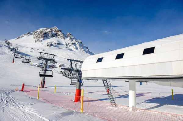 Skilift i bjerge om vinteren - Stock-foto