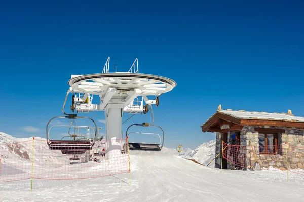 Elevador de esqui em montanhas no inverno — Fotografia de Stock