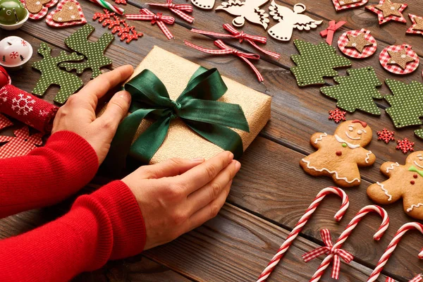 Mãos femininas segurando presente de Natal — Fotografia de Stock