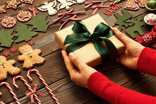 Noel hediyesini tutan kadın elleri 