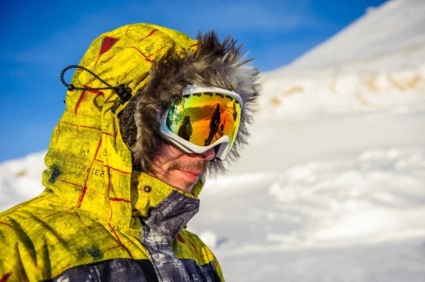 スキー ゴーグル屋外の若い男 — ストック写真