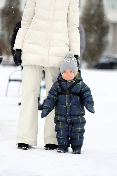 Portrait d'hiver de tout-petit garçon avec mère — Photo