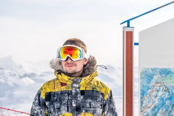 Ung man i ski skyddsglasögon utomhus — Stockfoto