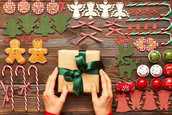 Noel hediyesini tutan kadın elleri 