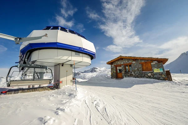 Elevador de esqui em montanhas no inverno — Fotografia de Stock