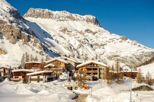 Paesaggio montano invernale alpino con chalet — Foto Stock