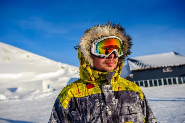 Ung man i ski skyddsglasögon utomhus — Stockfoto