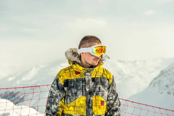 Молодой человек в лыжных очках на открытом воздухе — стоковое фото
