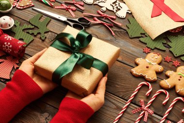 Noel hediyesini tutan kadın elleri 