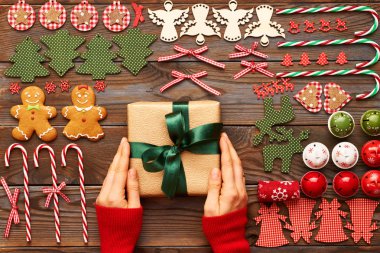 Noel hediyesini tutan kadın elleri 