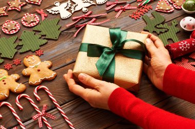 Noel hediyesini tutan kadın elleri 
