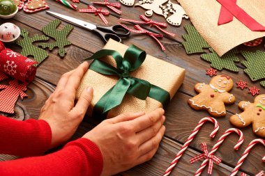 Noel hediyesini tutan kadın elleri 