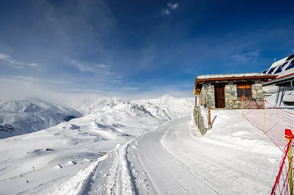 阿尔卑斯山的冬季山风景与小屋 — 图库照片