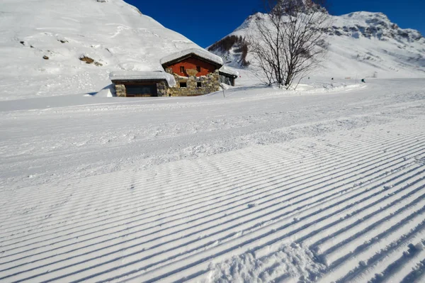 Paesaggio montano invernale alpino con chalet — Foto Stock