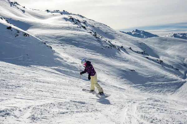 Snowboarder montar en los Alpes franceses —  Fotos de Stock