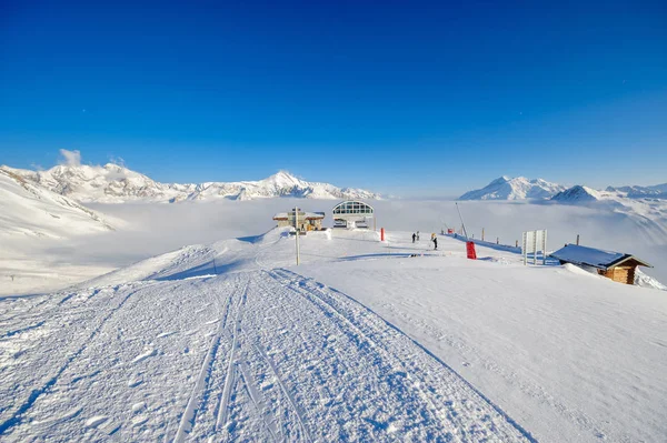 Elevador de esqui em montanhas no inverno — Fotografia de Stock