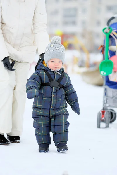 Portret zimowy toddler chłopiec z matka — Zdjęcie stockowe
