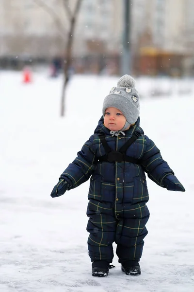 Portret zimowy toddler chłopiec — Zdjęcie stockowe