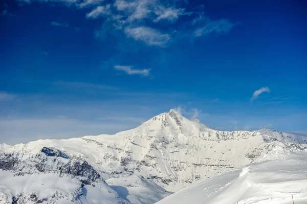 Альпийский зимний пейзаж — стоковое фото