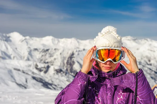 Ung kvinna i ski skyddsglasögon — Stockfoto