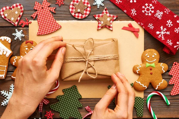 Mani femminili che tengono il regalo di Natale — Foto Stock