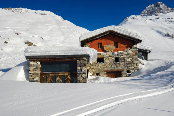 Téli alpesi hegyi táj faház — Stock Fotó