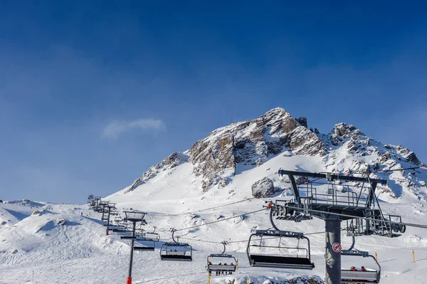 Elevador de esqui em montanhas no inverno — Fotografia de Stock