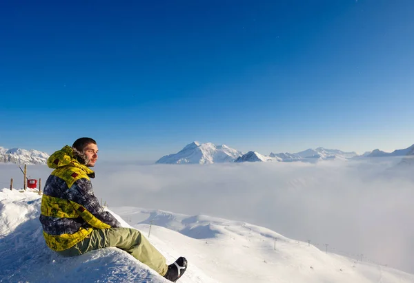 Man op bergen in wolken — Stockfoto