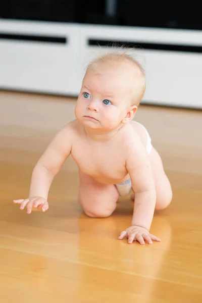 Babyjongen kruipen — Stockfoto